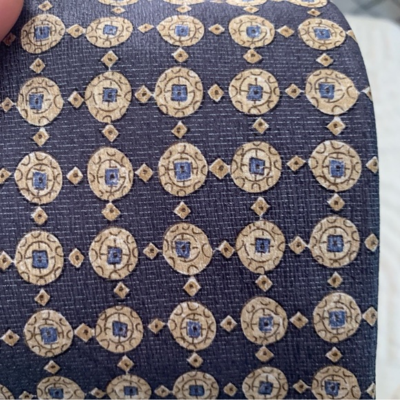 Geoffrey Beene 100% Silk Navy and Gold Patterned Tie - Picture 11 of 11